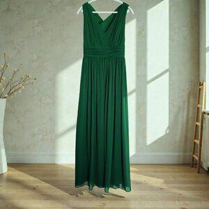 Elegant, Custom-made, Emerald Green Chiffon Evening Gown – Size 10/12